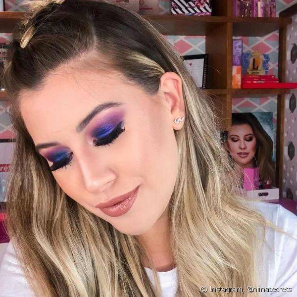 A maquiagem com sombras azul e roxa deixam o visual ainda mais cheio de impacto (Foto: Instagram @niinasecrets)